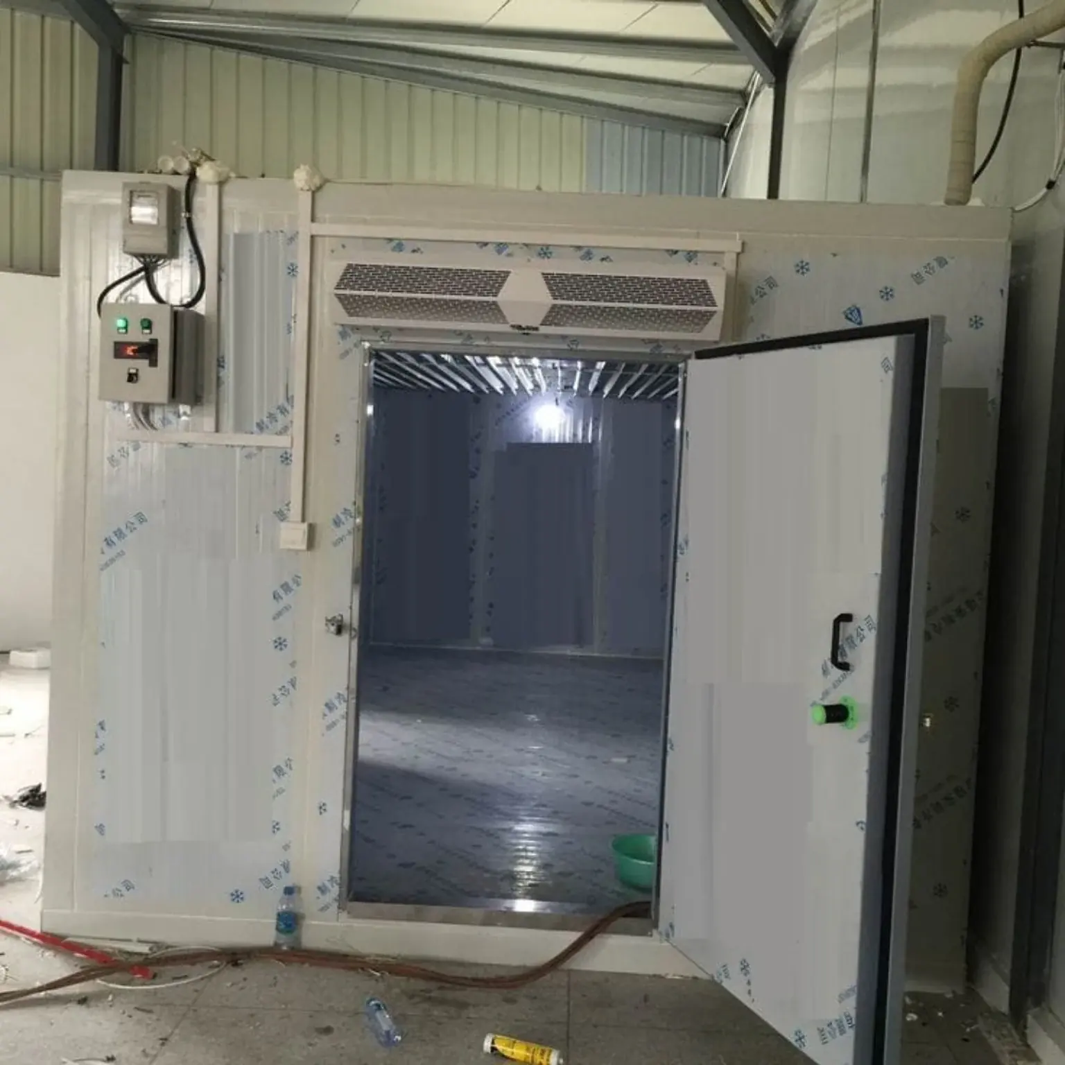 Insulated cold room with door and refrigeration equipment
